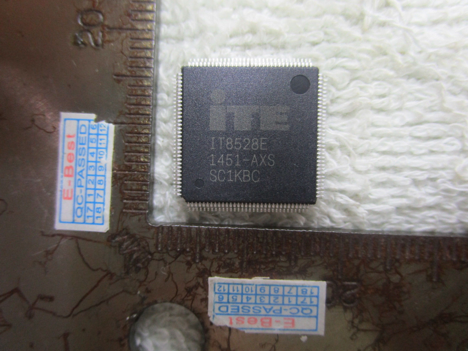ITE IT8528E-AXS